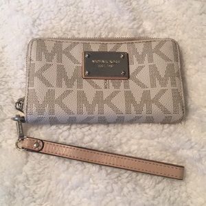 michael kors wristlet
